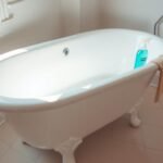 how to clean bathtub